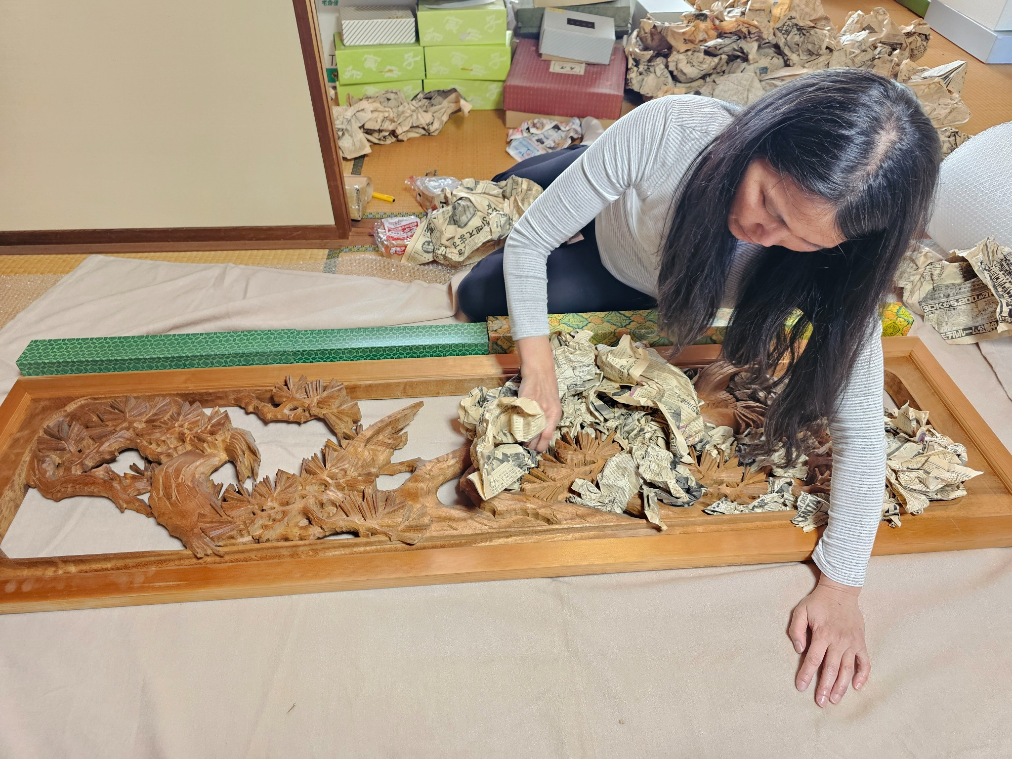 Ranma unpacking for inspection.