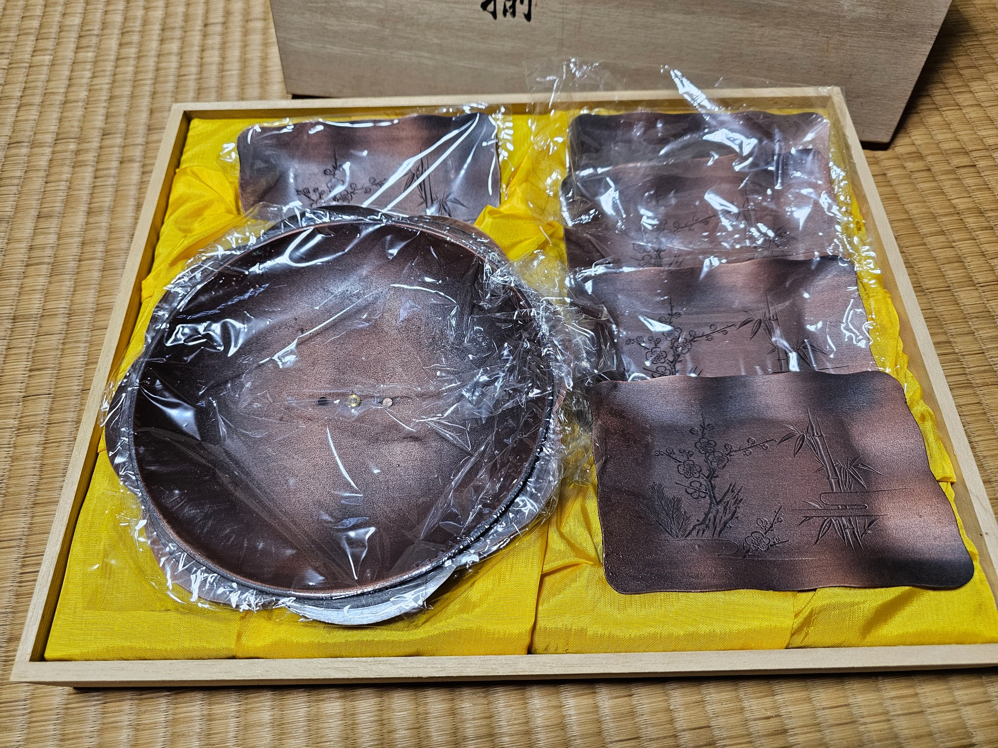 Open sweets serving set from the Hanasaki house.