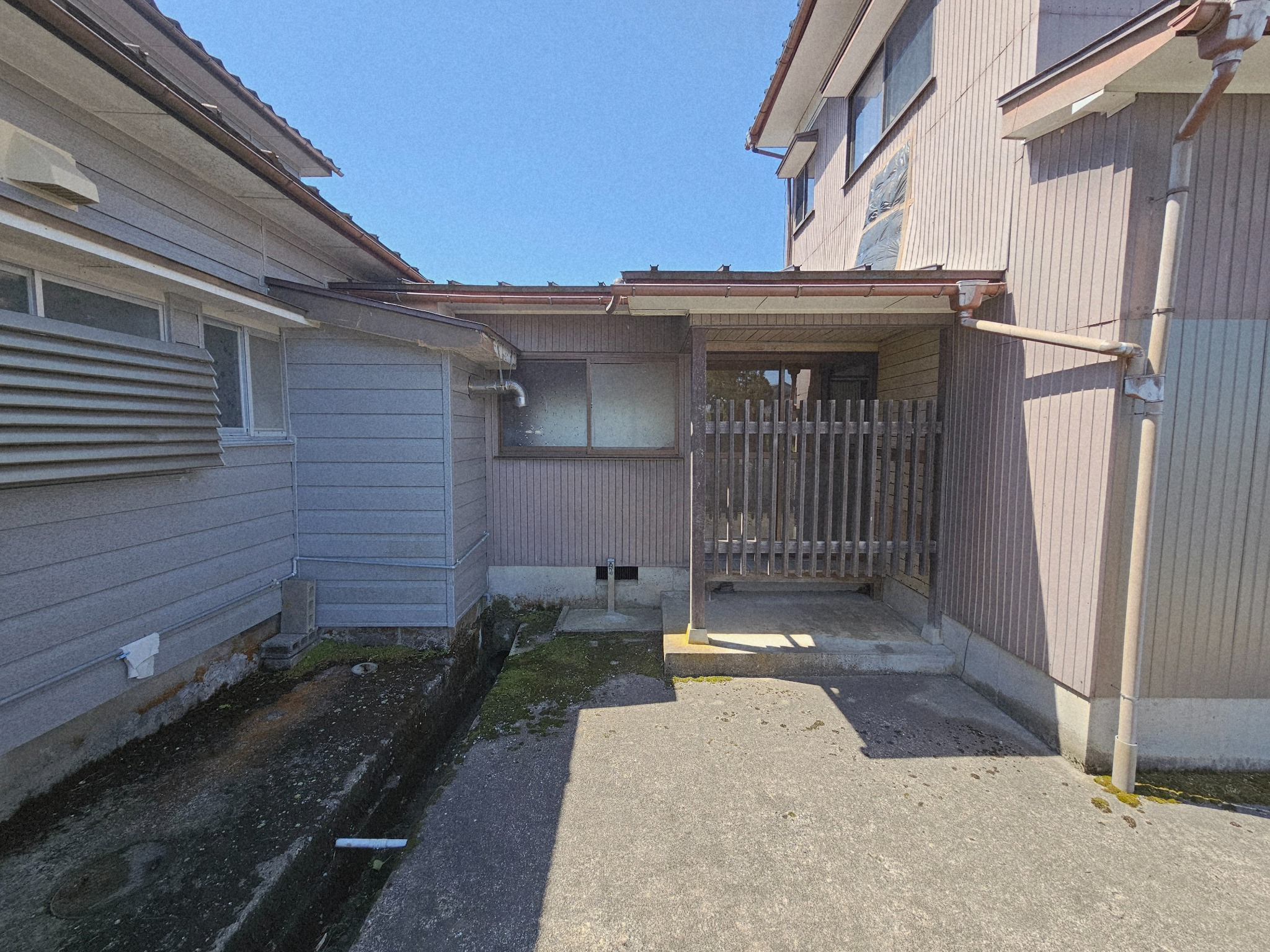 Second side view of the Hanasaki main house.
