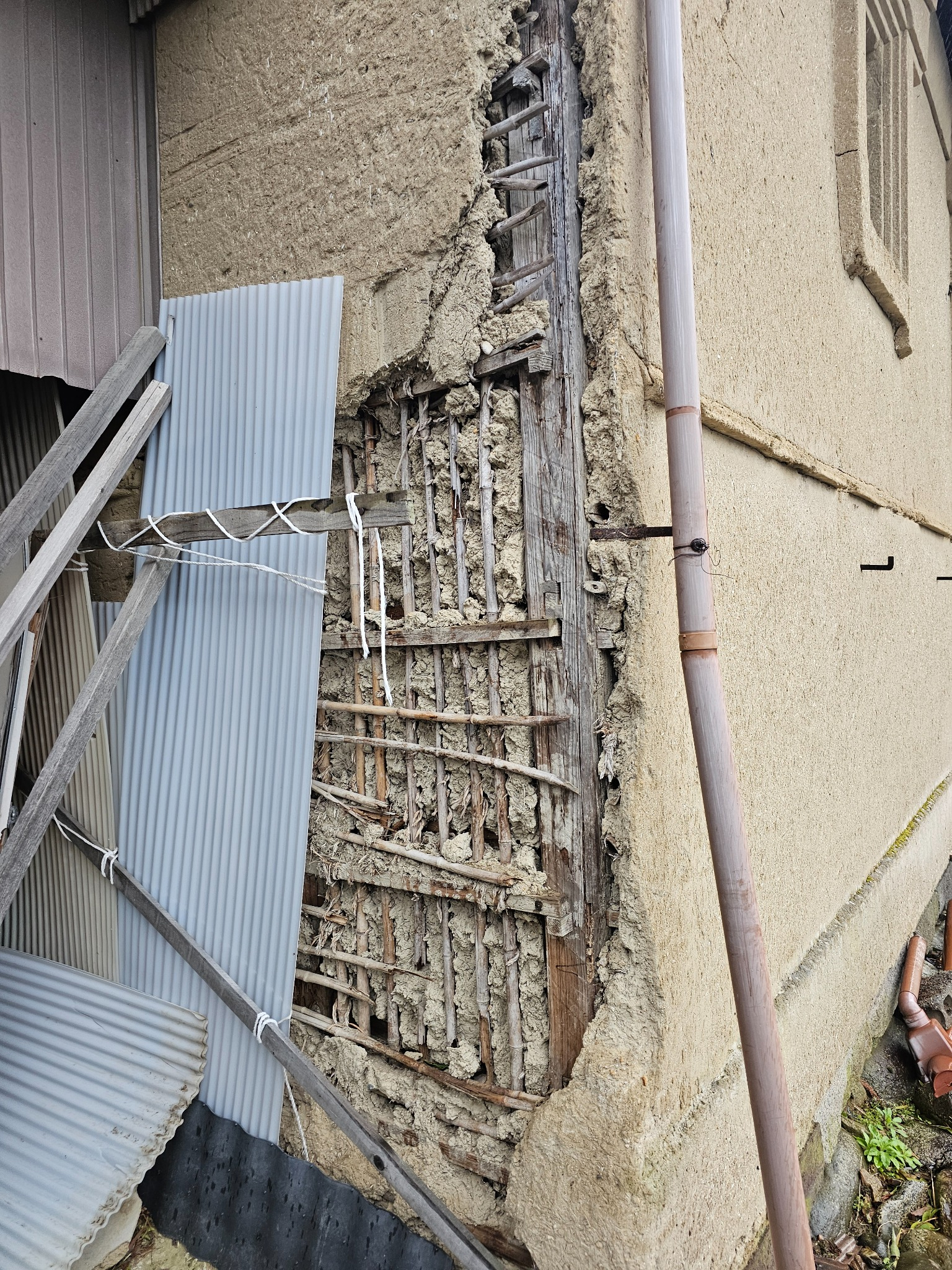 The kura wall showing plaster texture and age.