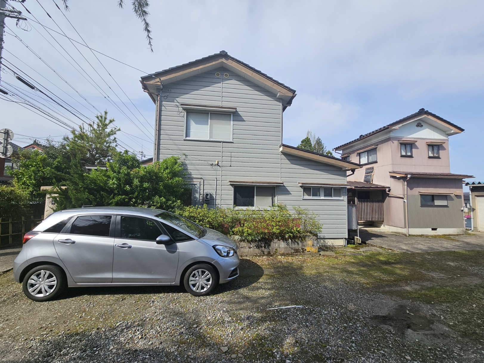 Side yard and driveway of the Hanasaki house.