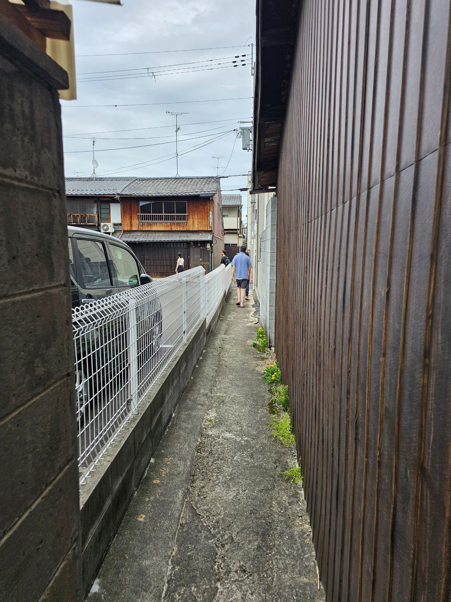 Side alley walkway in Kyoto.